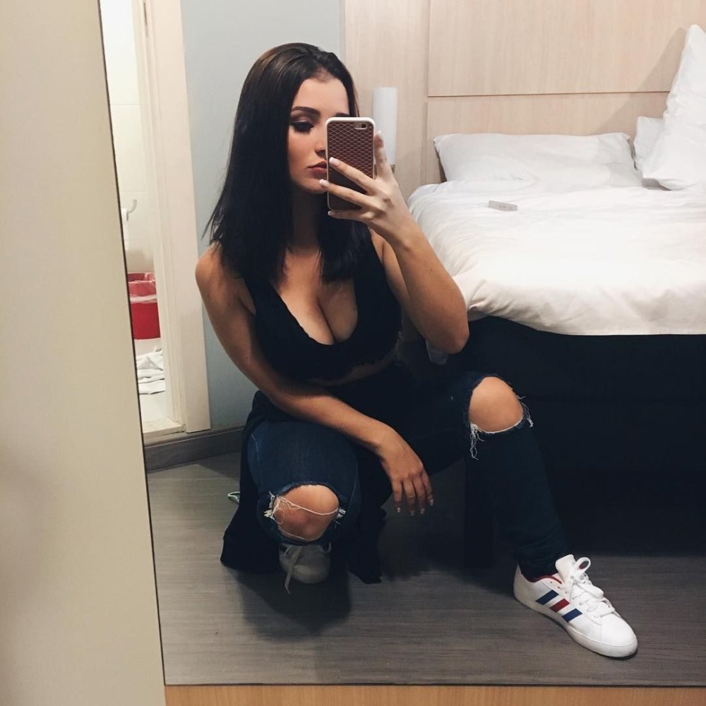 Mia Alves Twitter