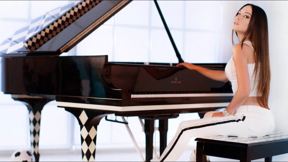 Lola Astanova - We are the Champions Queen