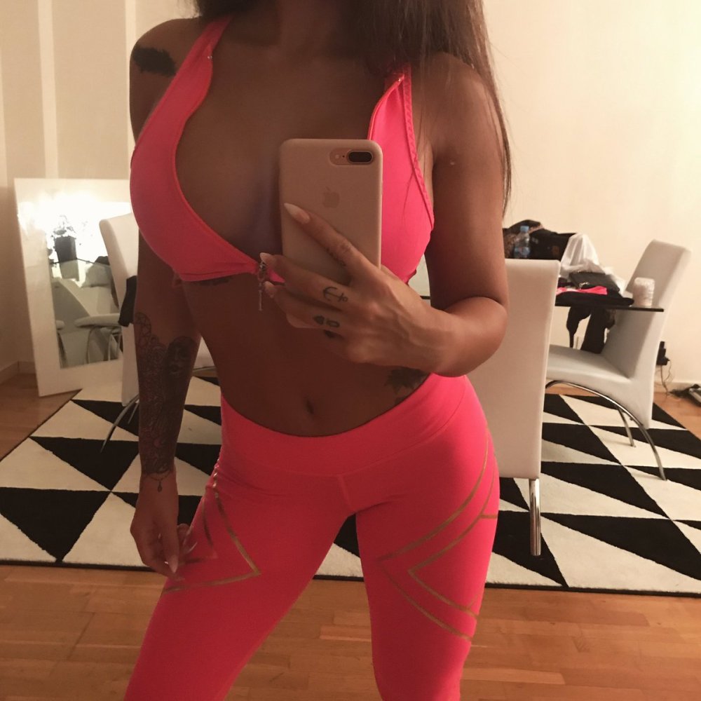 Susi Gala in leggings