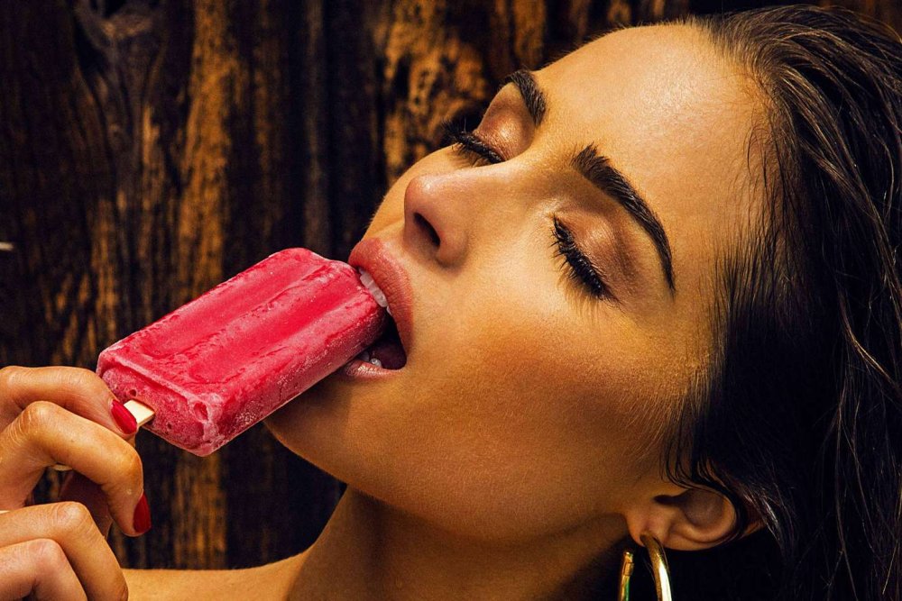Olivia Casta plums onlyfuns