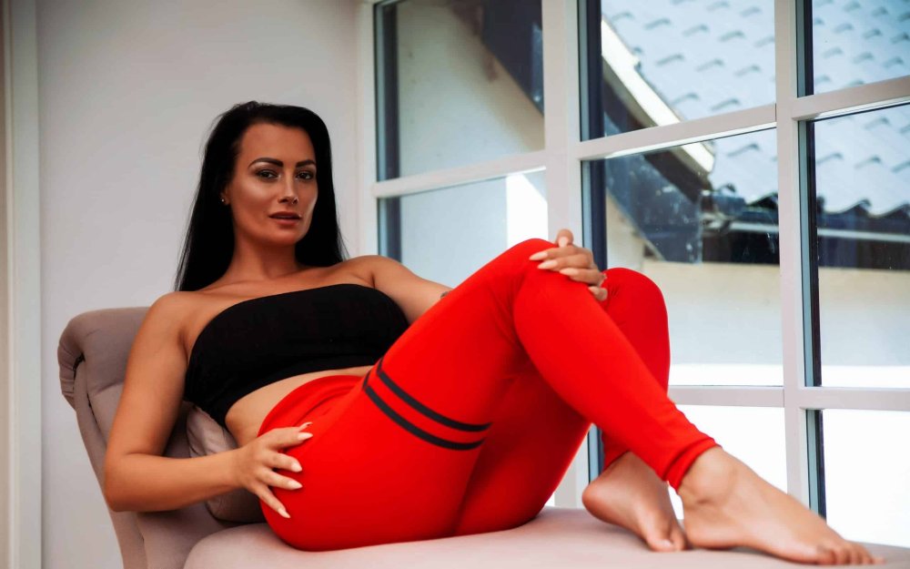 Kelly Lomi legs