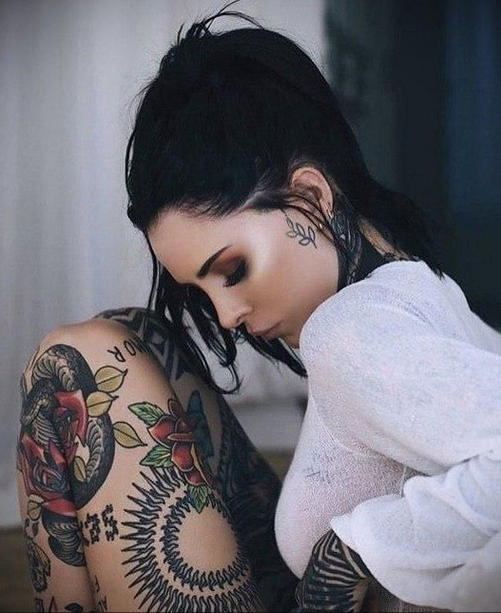 Brunettes with tattoos