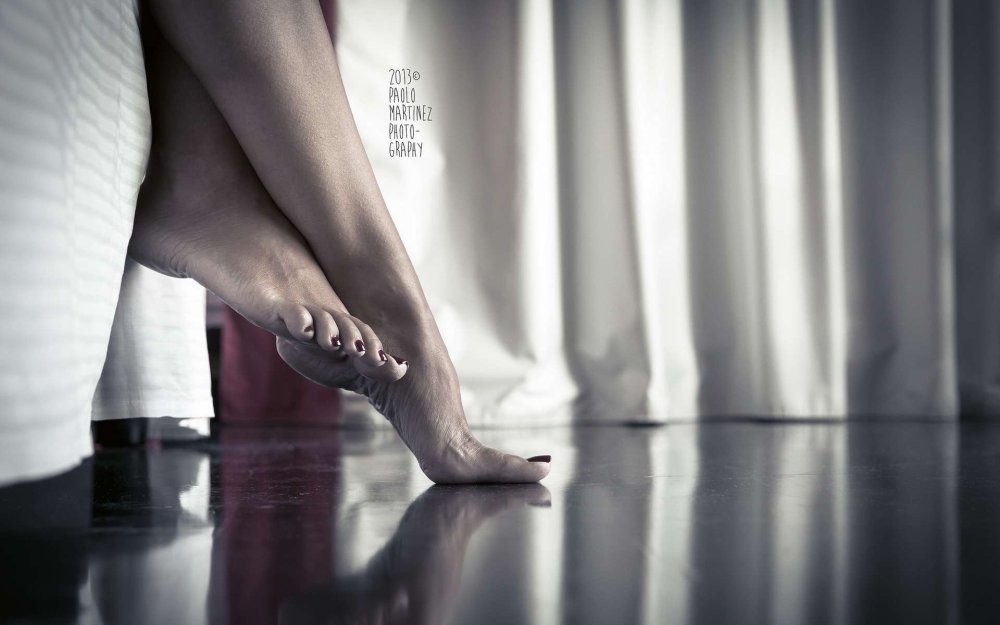 Footfetish in a dark room