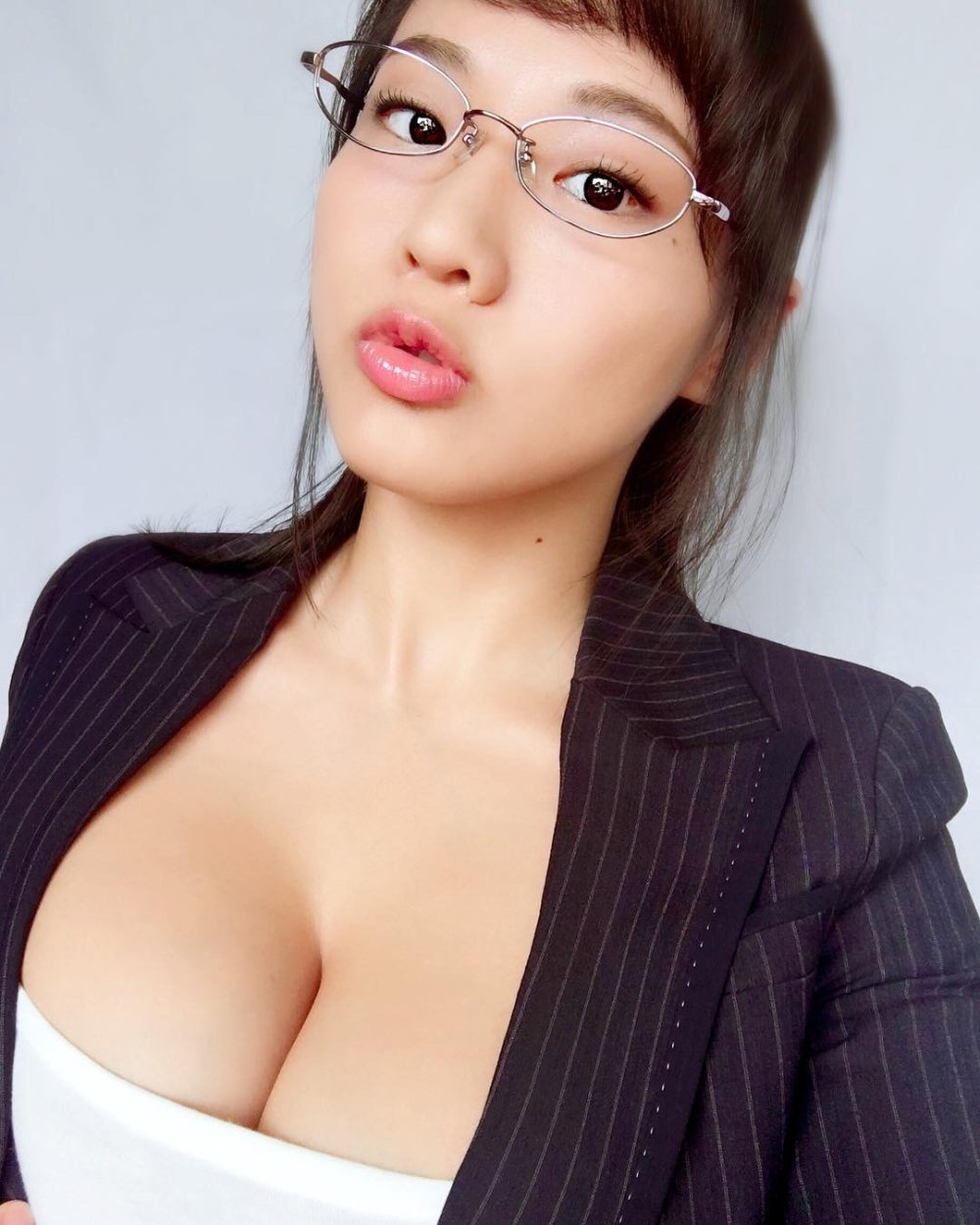 Vicki LI neckline