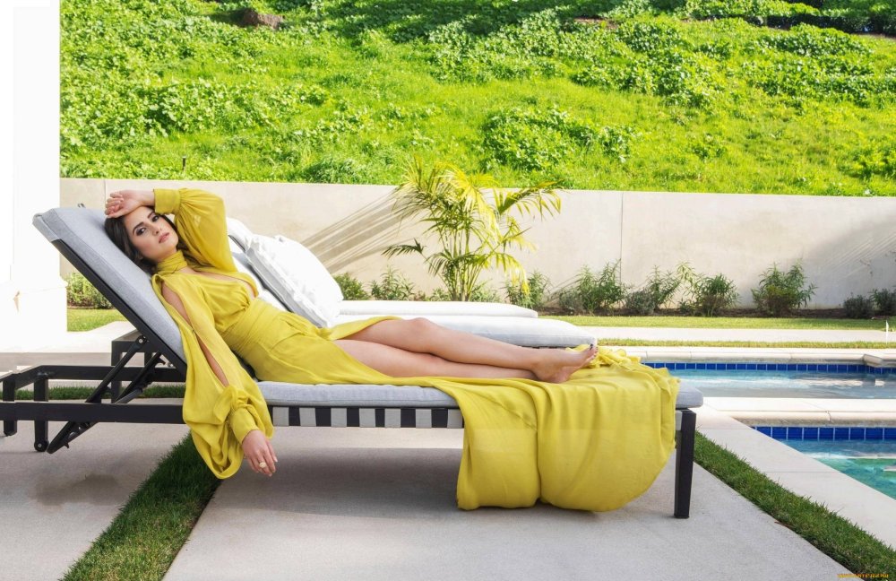 Laura Marano in mini