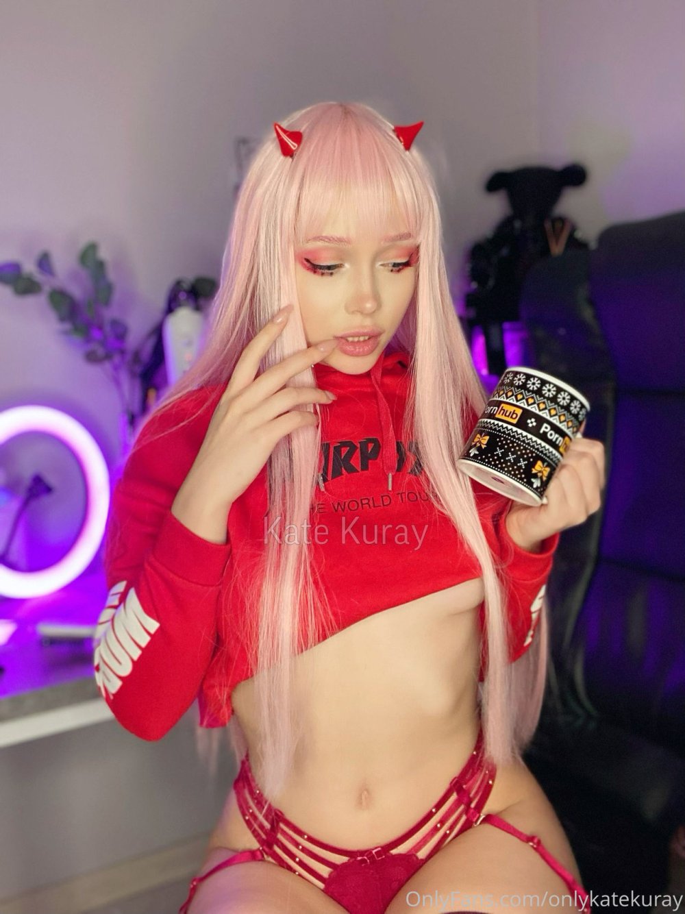 Cosplayers Zero Two latex
