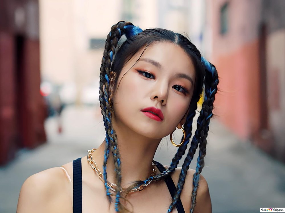 Yuna Itzy figure
