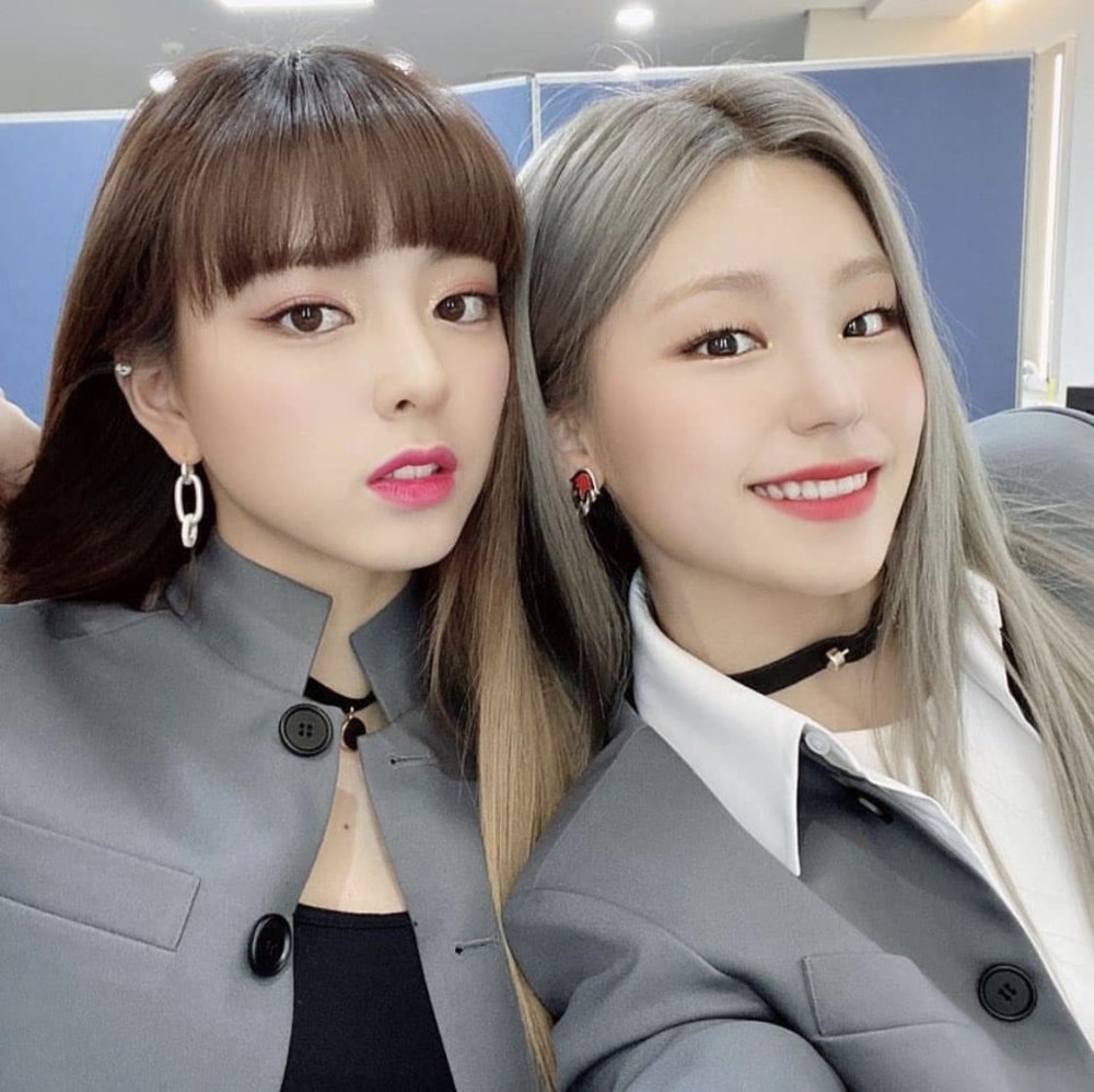 Lisa Blackpink and Yeji Itzy
