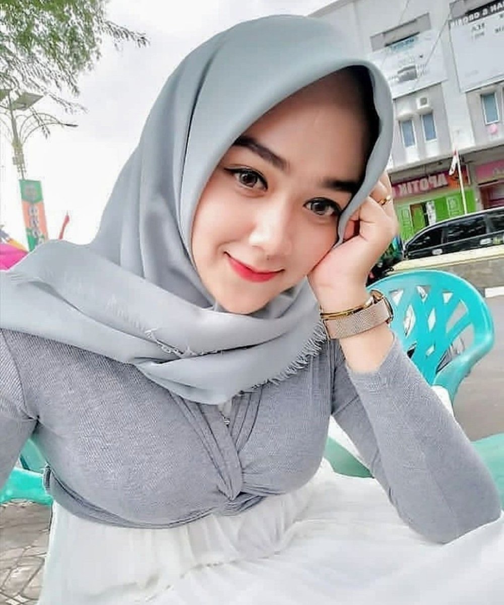 BRUNET MUSLIM EYEGLASS