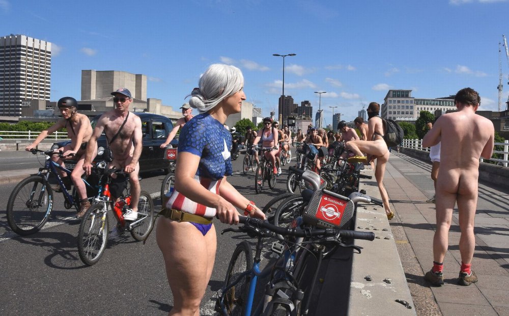 Fully naked bicycle races