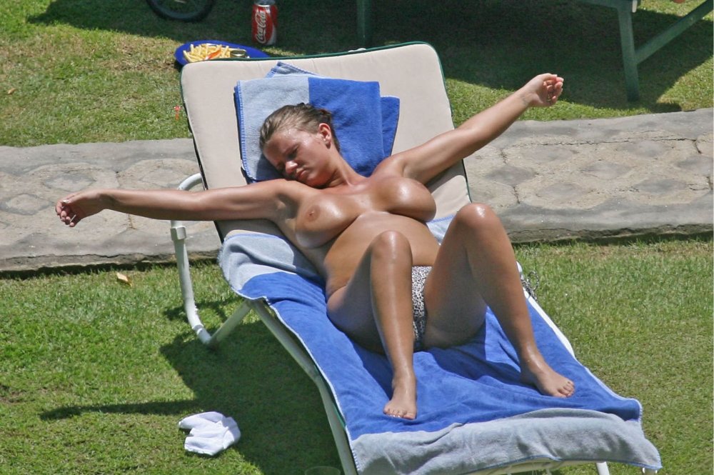 Girls sunbathe naked