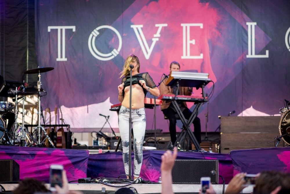 Singer Tove LO Toples