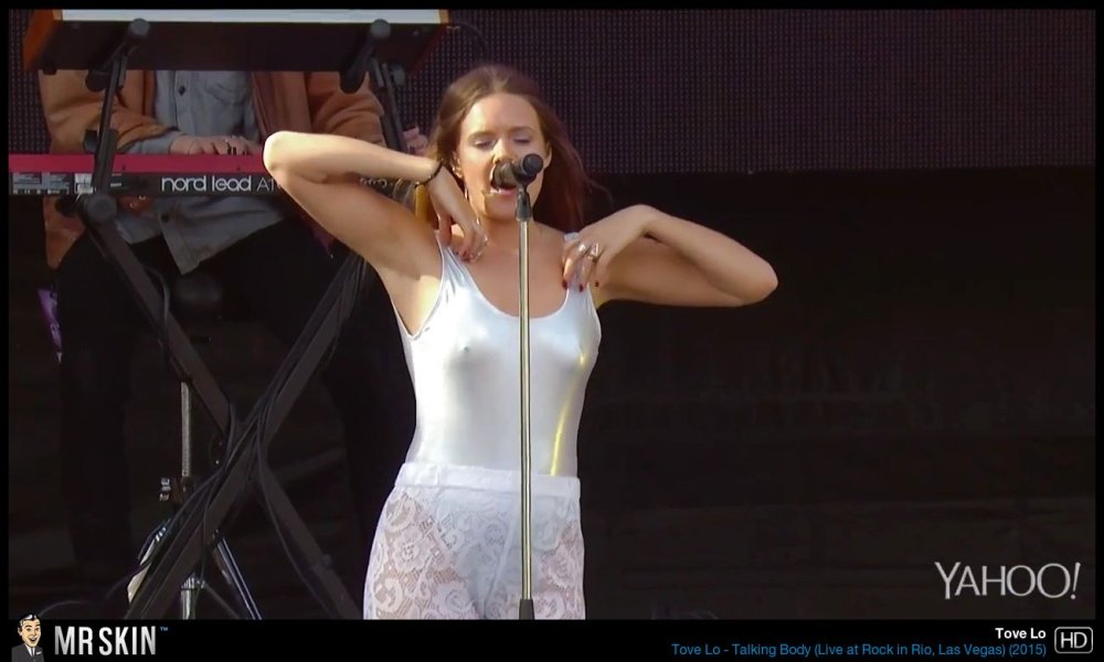 Tove LO Toples on stage