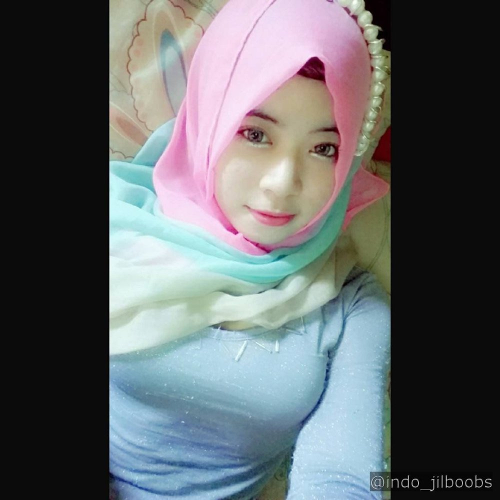 Hijab selfie Indonesian Big Boobs
