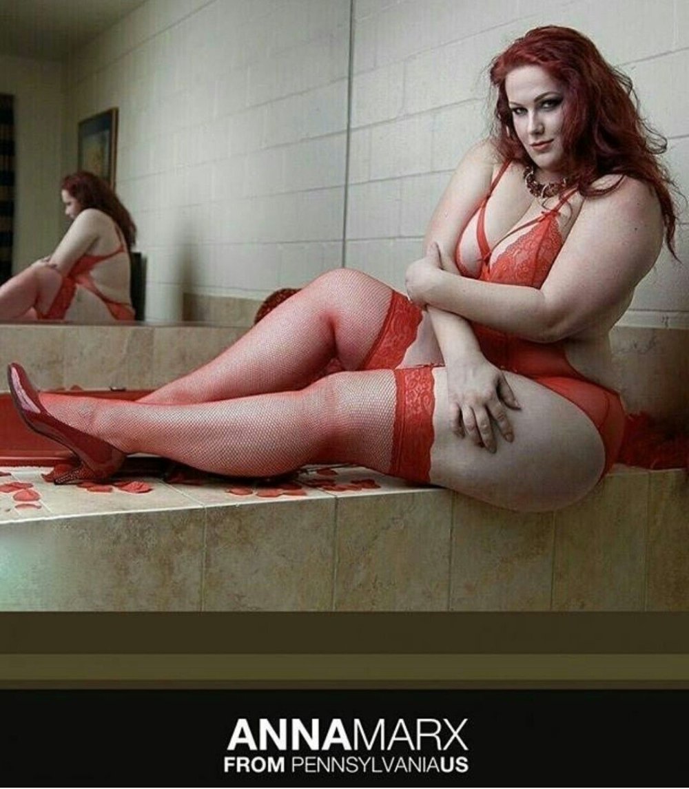Naked model Plus-Size Anna Marx