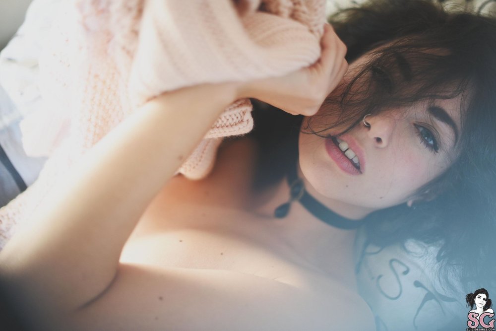 Bella figheira: alerose suicide naked