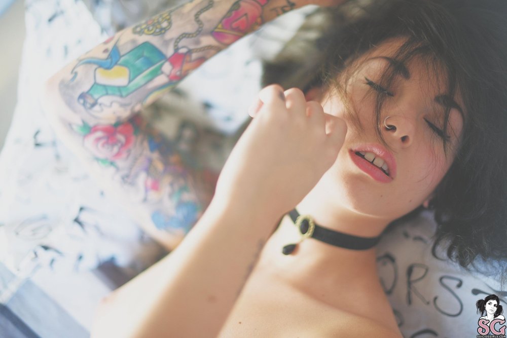 Bella figheira: alerose suicide naked