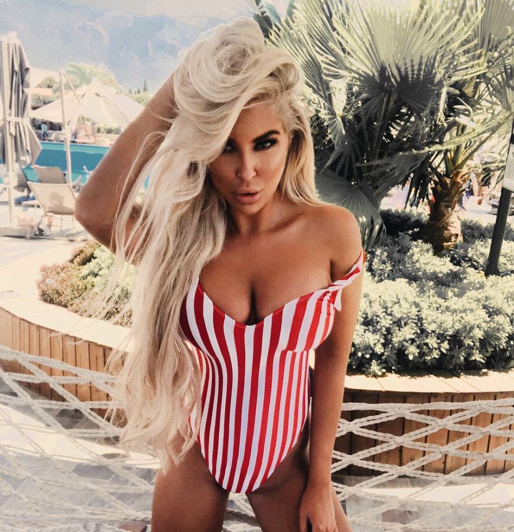Green swimsuit of the blonde American Instagram