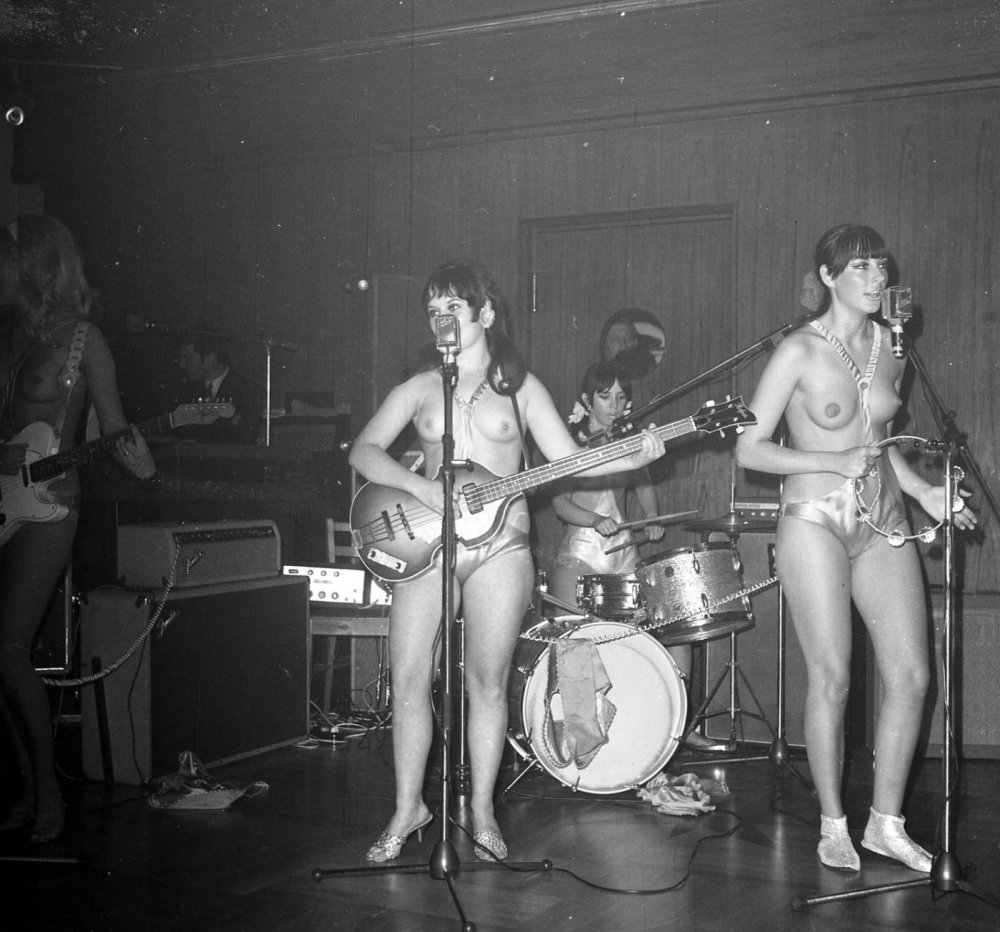 Women's rock groups speaking naked