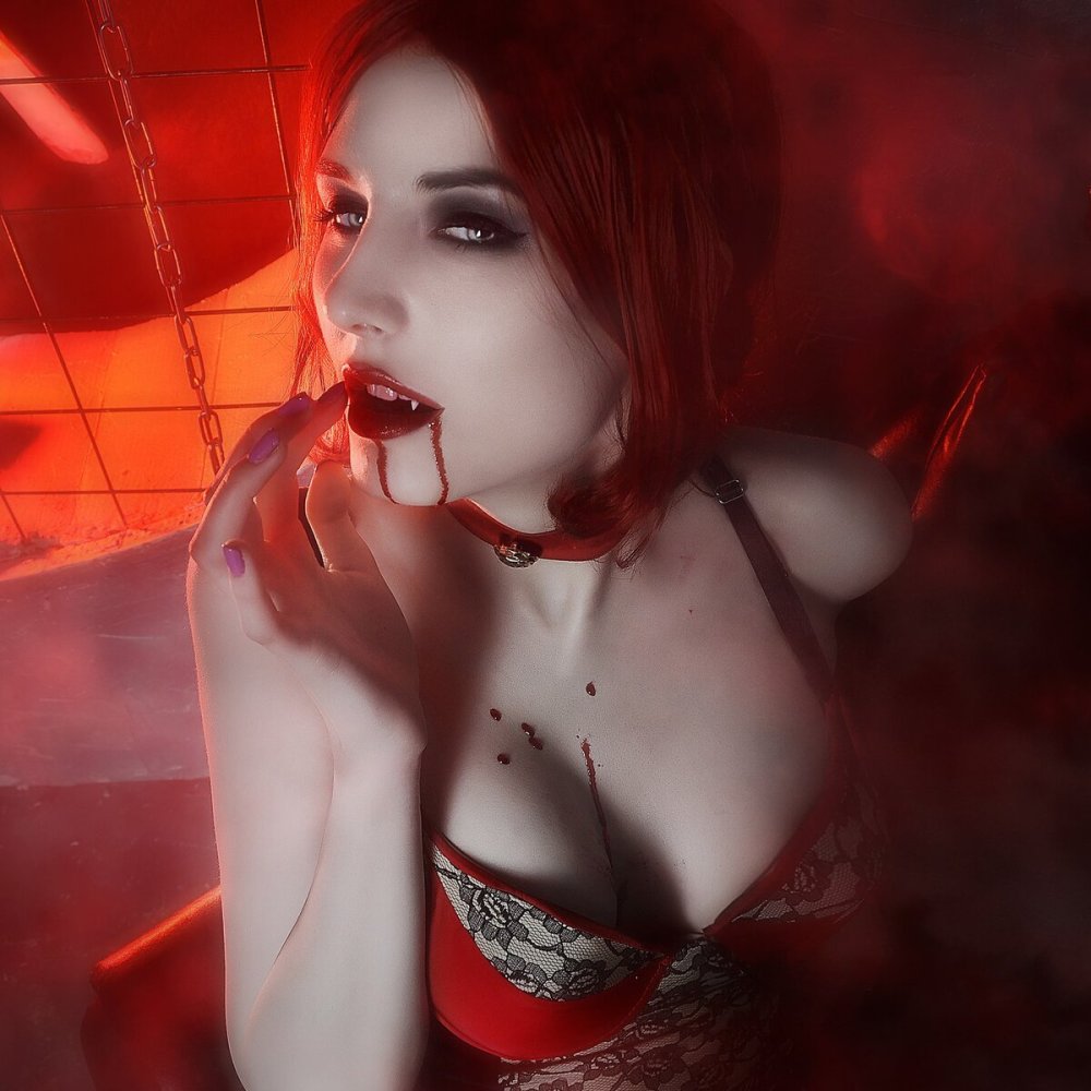 Olga Bazanova Vampire Cosplay