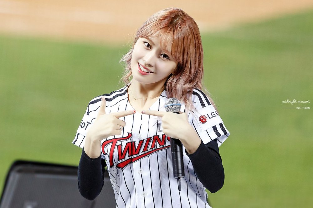 Twice momo wallpaper on the phone vertically