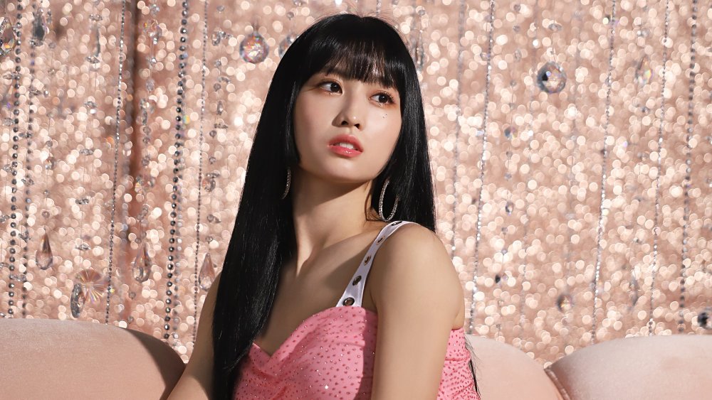 Momo Twice Sideboobs