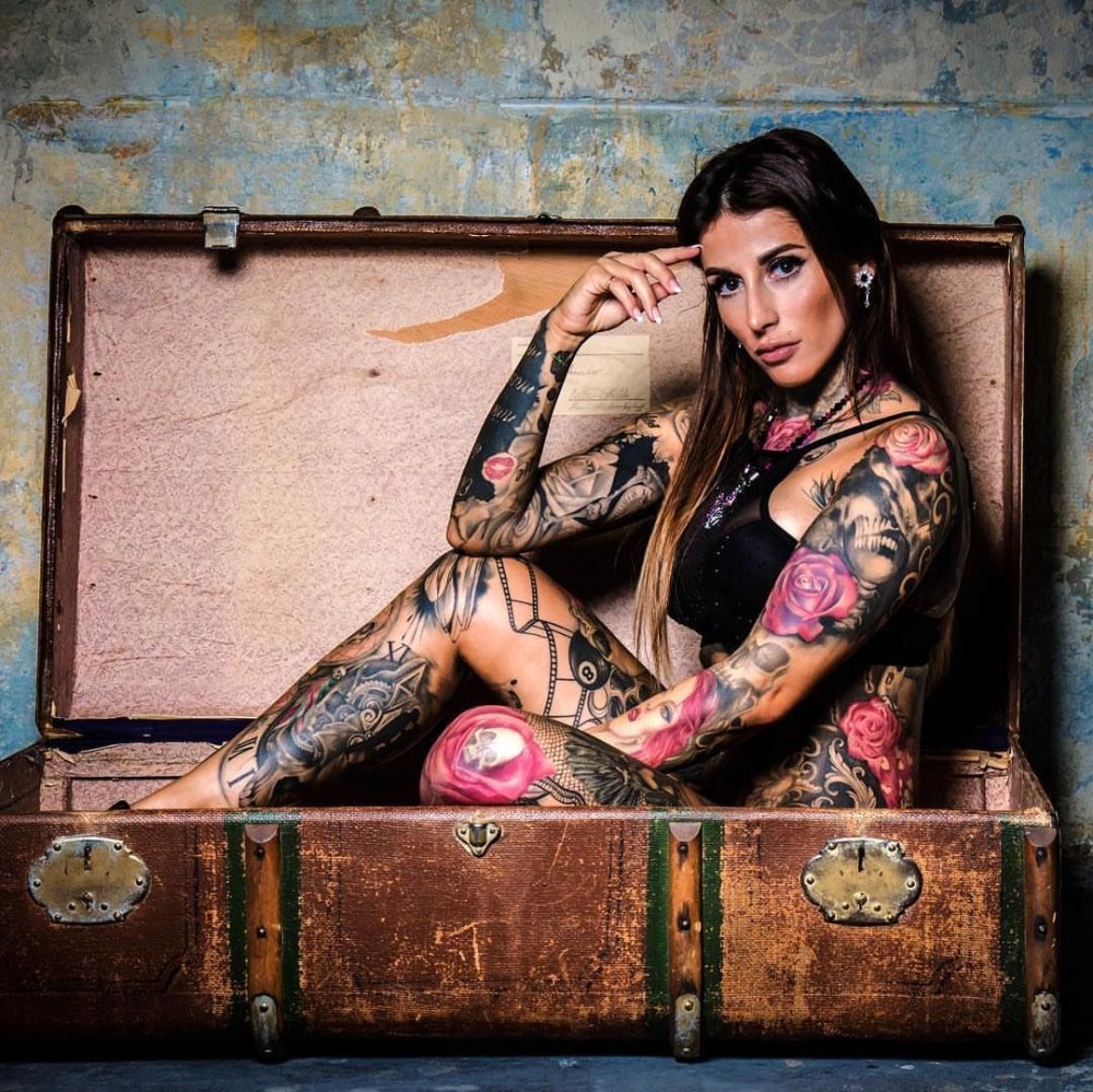 Anna Batman Suiside Tatto Model