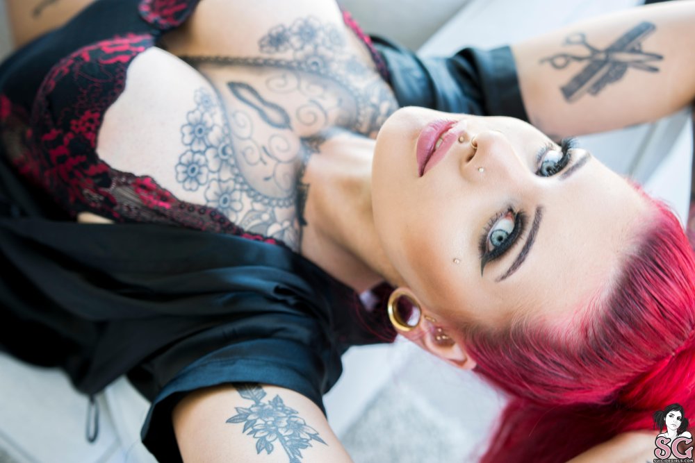 Arachnie Suicide showed tits