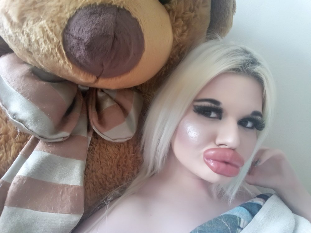Andrea Ivanova lips