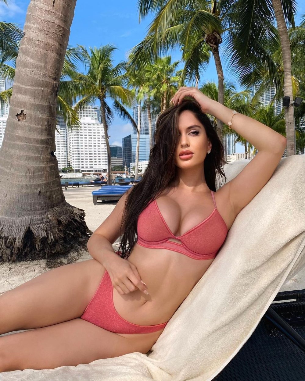 Natalia Barulich Guess