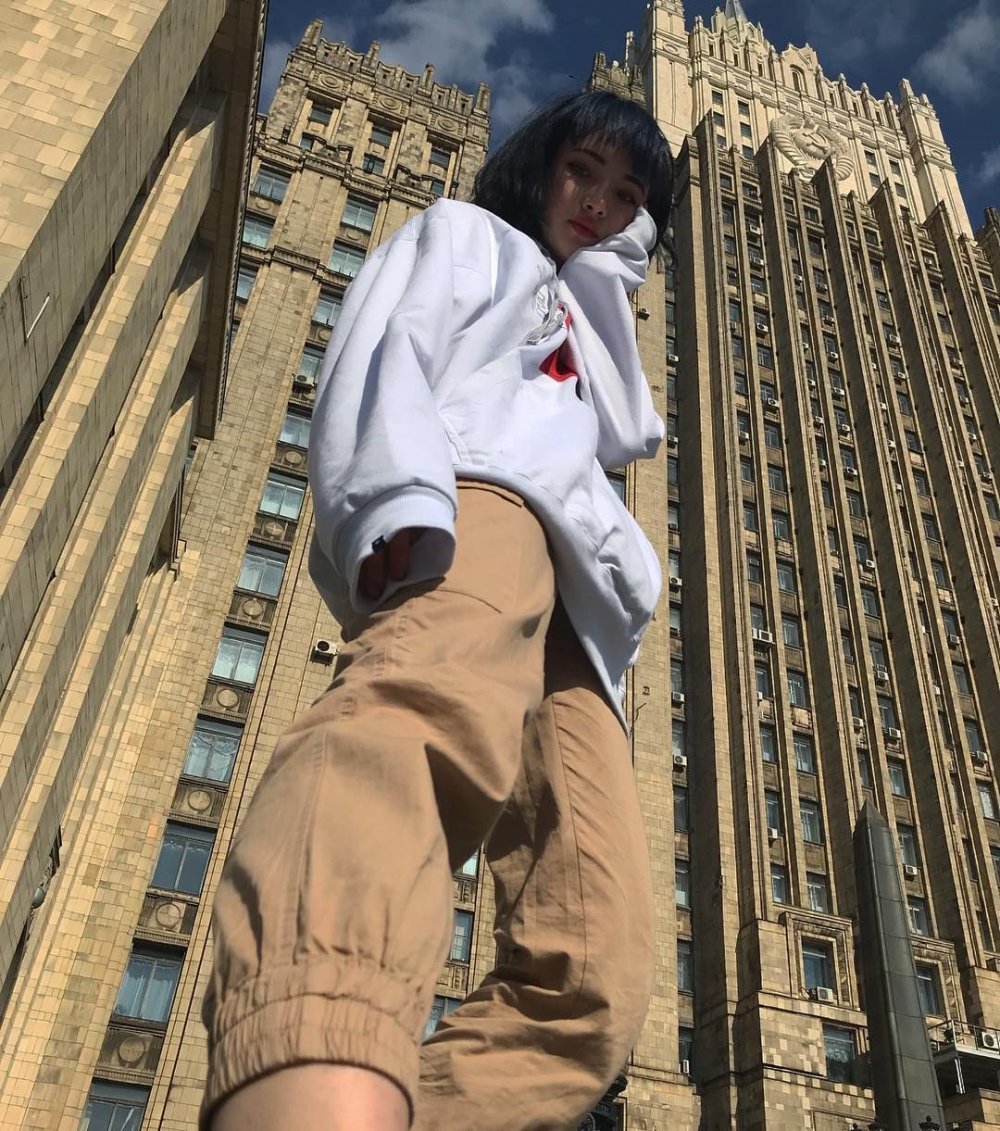 Karina Karambebi in full height