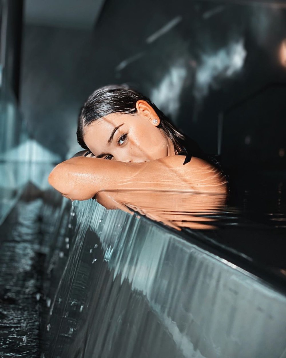 Danna Paola smokes