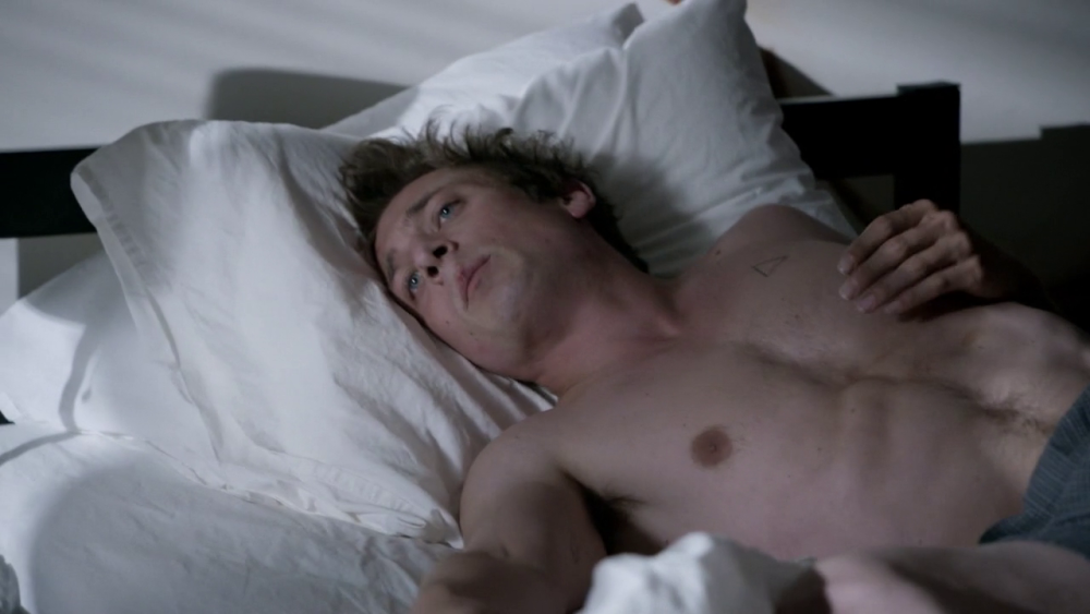 Jeremy Allen White with a naked torso