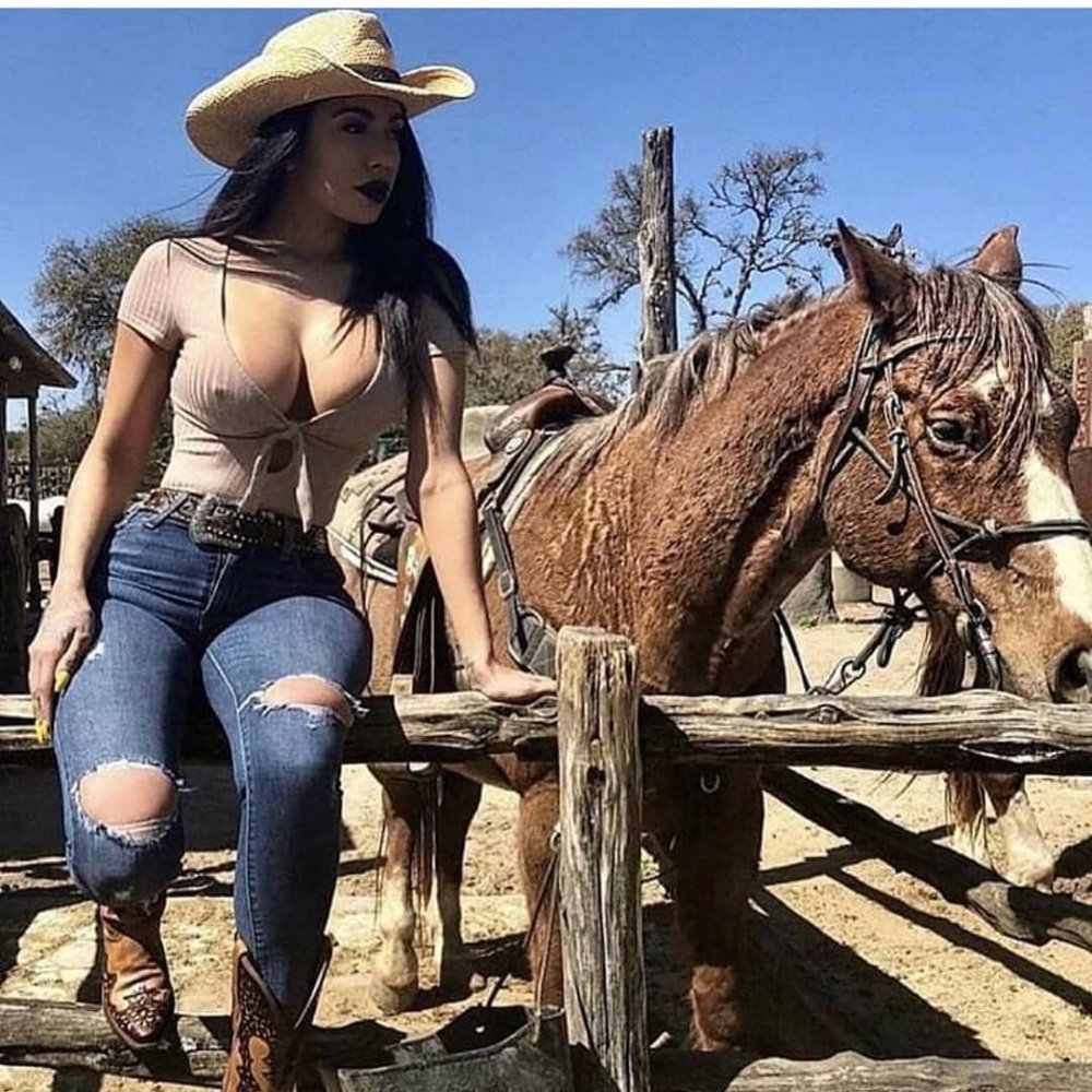 Jessica Alba in cowboy boots