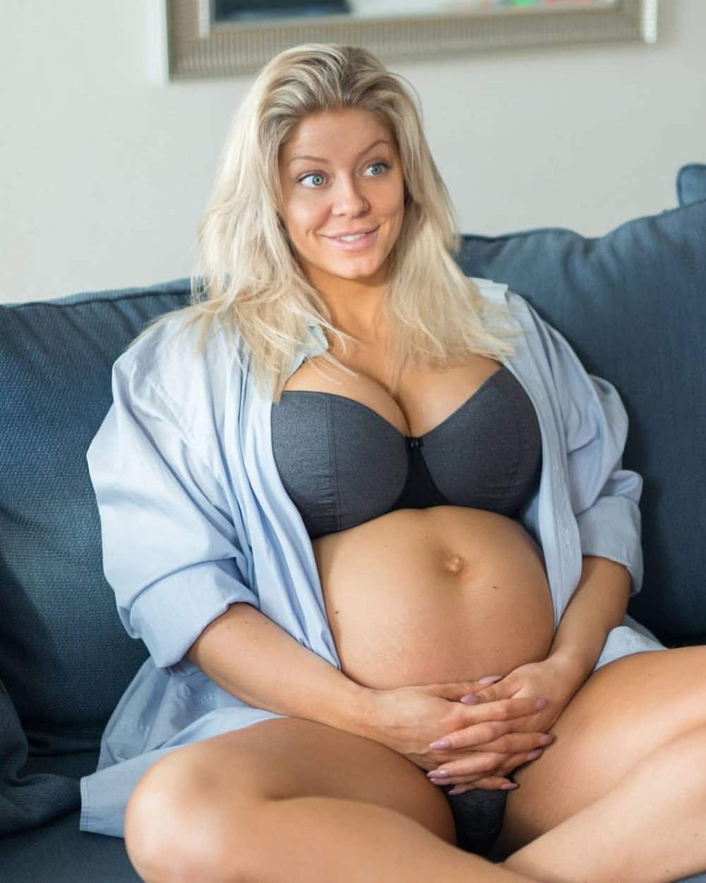 Naked fitness model MIA Sand