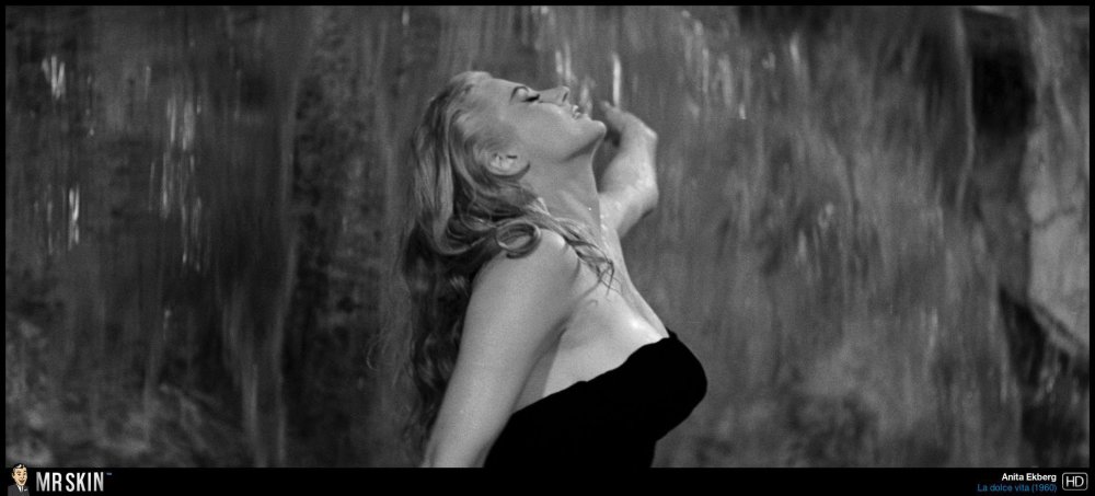 Anitta singer's frame from the clip