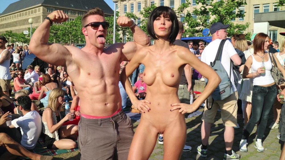 Amanda Palmer striptease