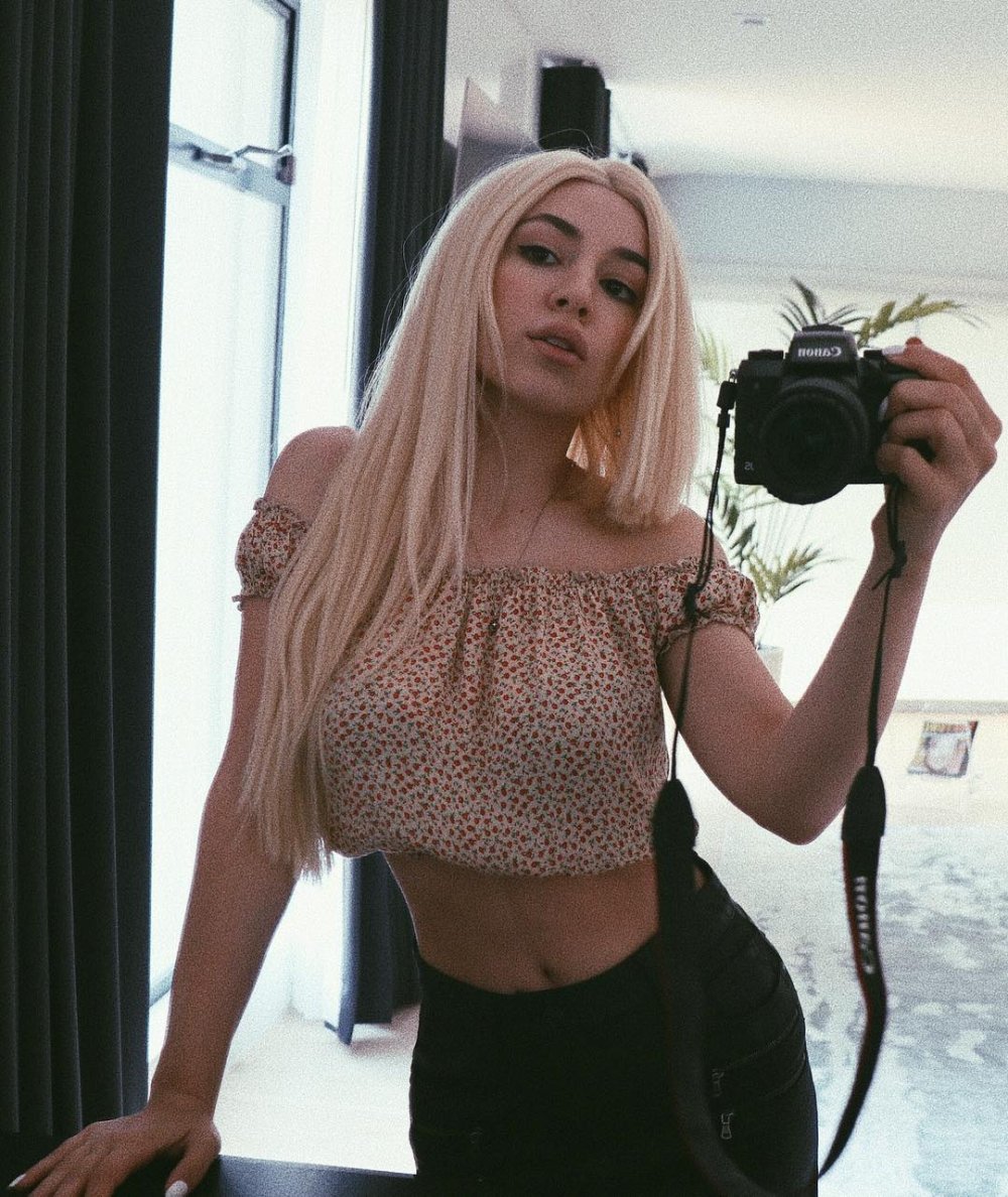 Ava Lange in bikini