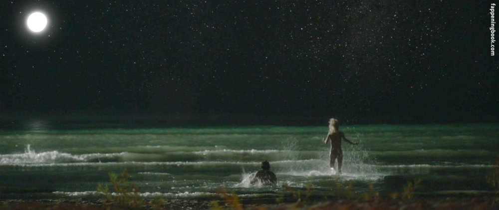 Mackenzie Davis Nud