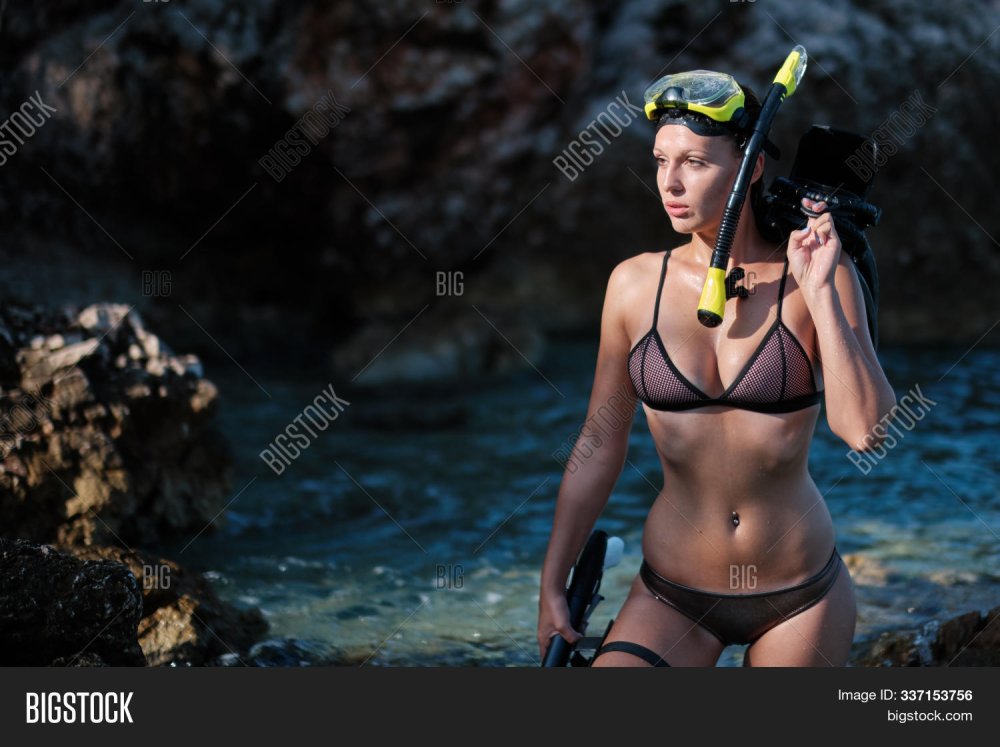 Underwater hunter woman naked