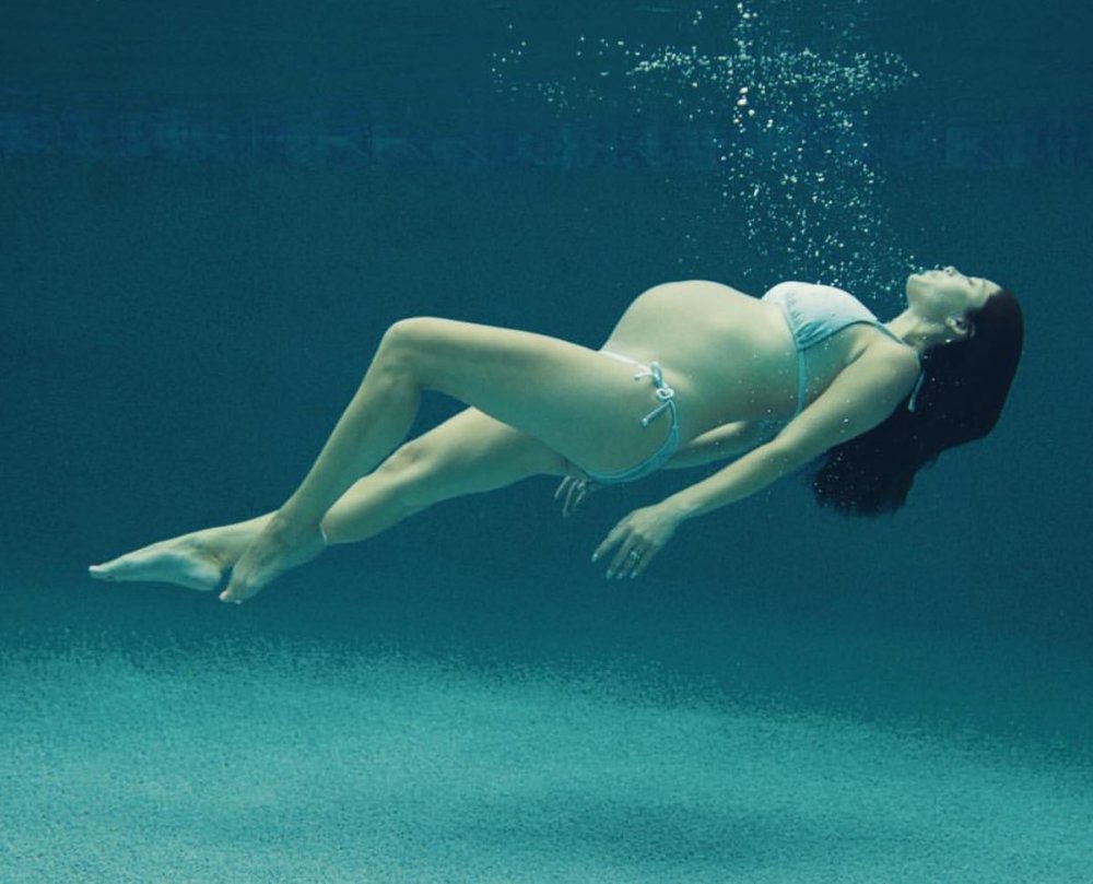 Swimming the girl naked