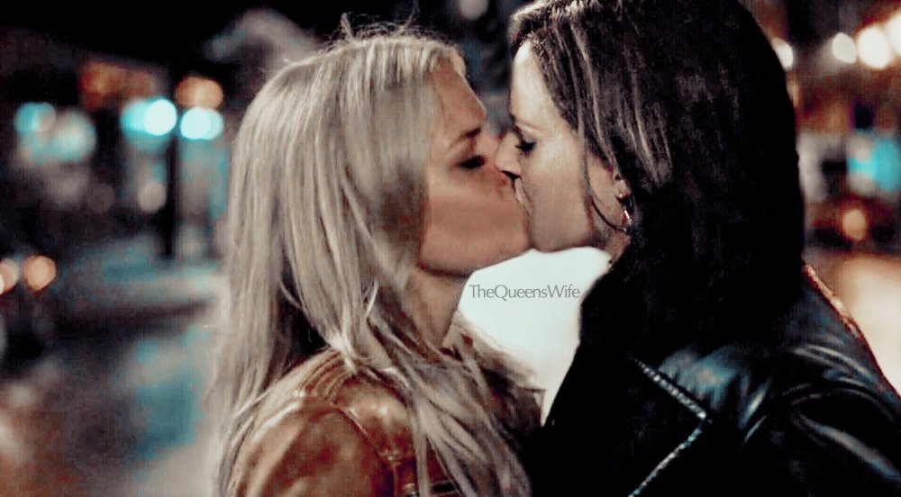 Drawing Regina Mills and Emma Swan