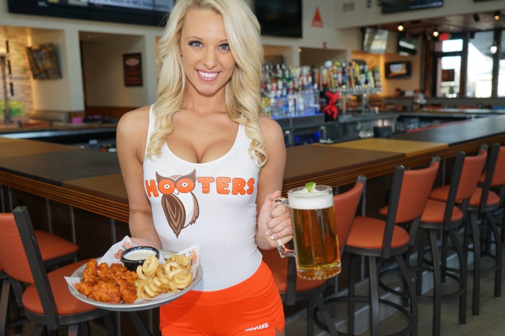 Hooters Bar waiter