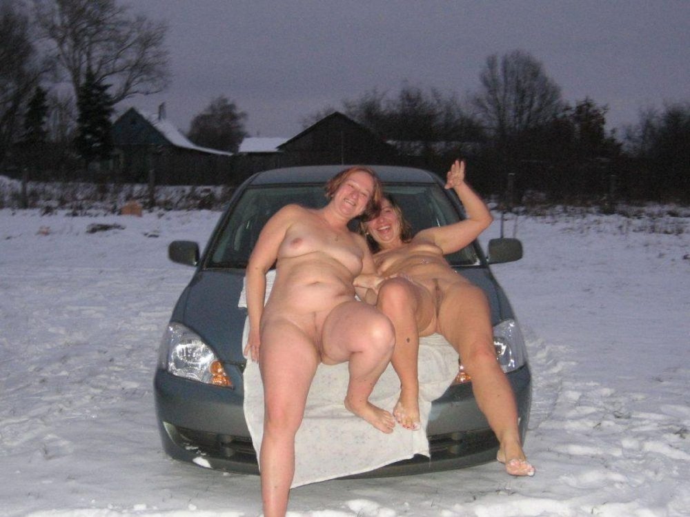 Naked girls bathed in the snow