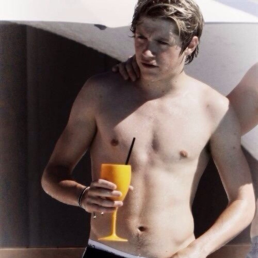 Niall Horan without T -shirt