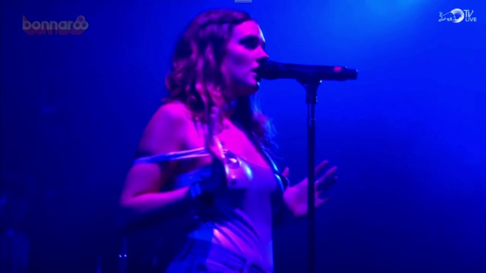 Singers show boobs on stage