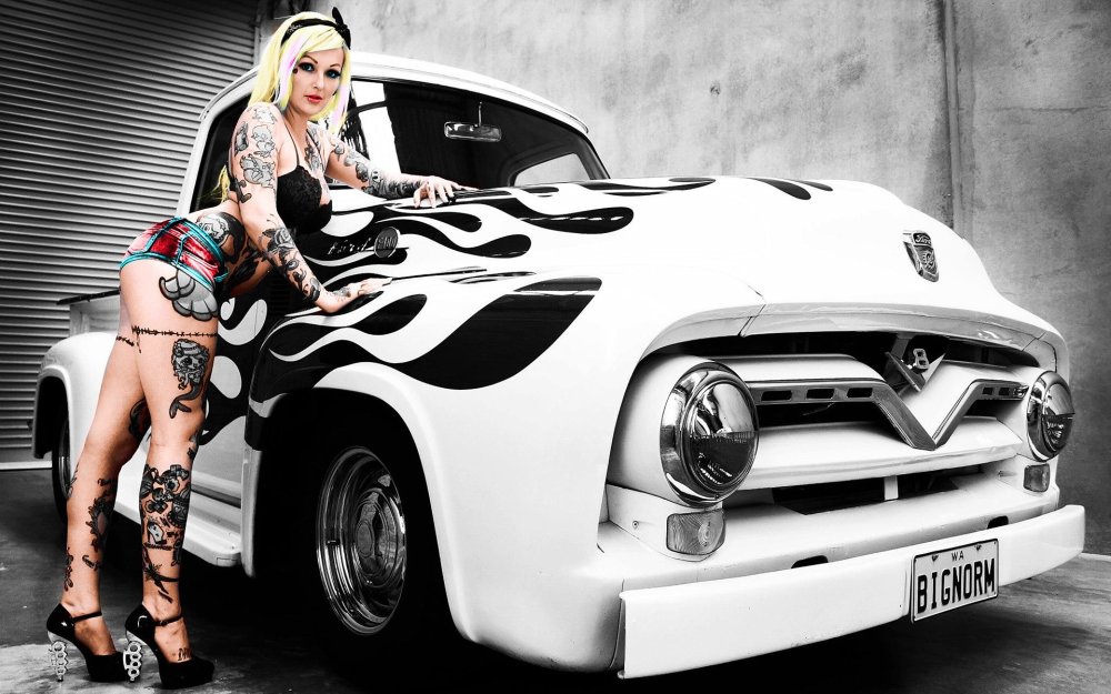 Girls and Mercedes buttocks