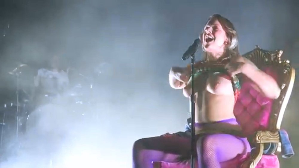 Tove Lo shows naked breasts