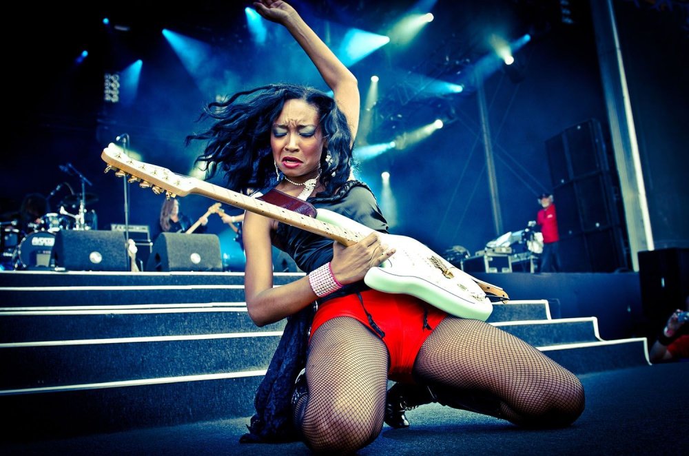 Courteney COX guitarist