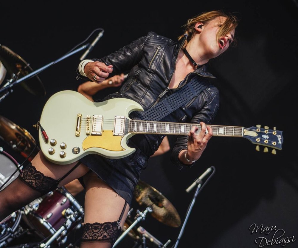 Young naked with a guitar